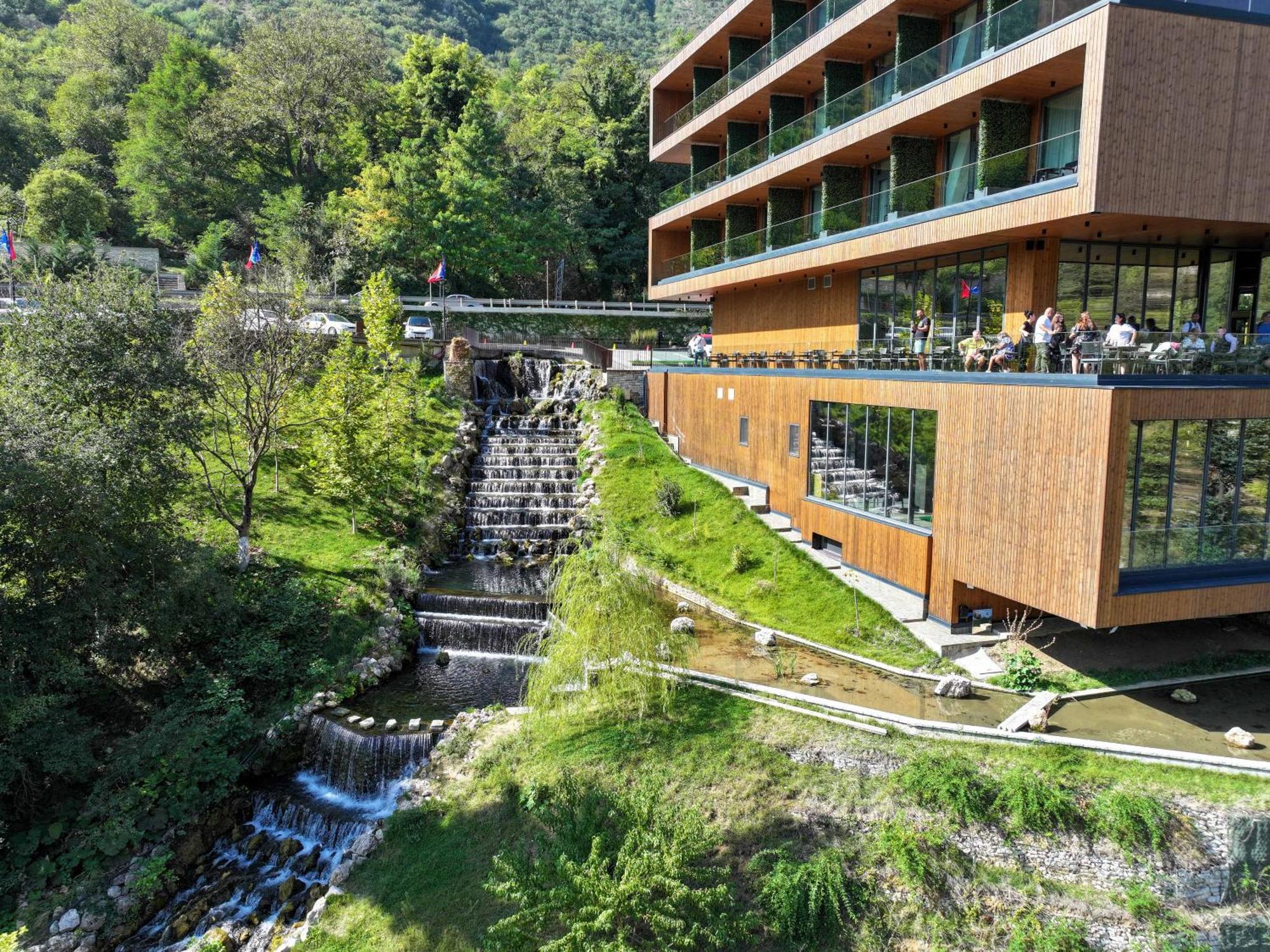 Hotel Uji Ftohte Tepelene Exterior foto