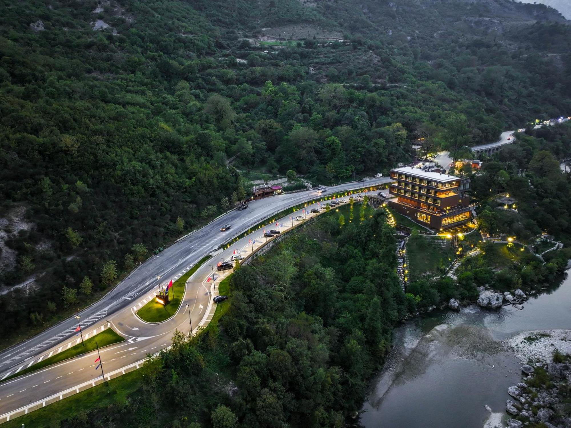 Hotel Uji Ftohte Tepelene Exterior foto